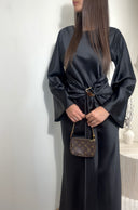 ROBE SATINÉE A BIJOUX | NOIR