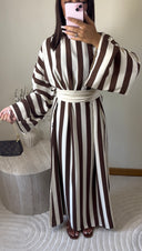 ROBE À RAYURES AVEC CEINTURE | MARRON