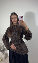 HAUT ASYMÉTRIQUE À FLEURS | MARRON