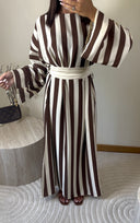 ROBE À RAYURES AVEC CEINTURE | MARRON